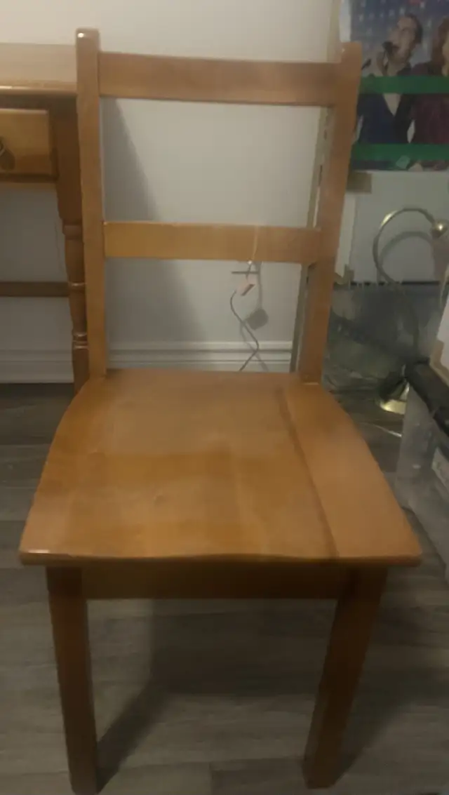 Wooden Desk with Chair in Desks in Gatineau - Image 5
