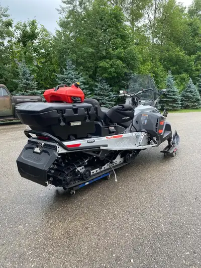 Skidoo skandic 600EFI 1,450km Bunch of upgrades on it . Brand new battery in it. Studs Pull start El...
