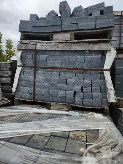 Pavés granites noir péribonka 4x4x3 25 $ pied carrée ( 120 pieds carrés par palettes) 15/20 palettes...