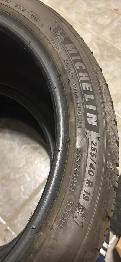 Michelin X ice snow 2 — 245 40 R19 ~ 95% dot 2021 2 — 255 40 R19 ~ 50% dot 2023 No repairs on tires...