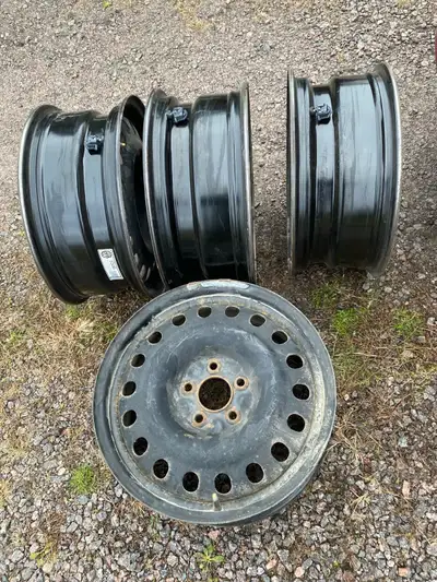 17 inche steel rims with sensors off a 2022 Hyundai Tucson.