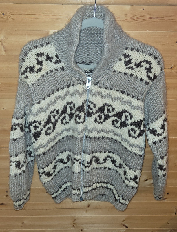 Cowichan wool vintage sweaters in Arts & Collectibles in Red Deer - Image 3