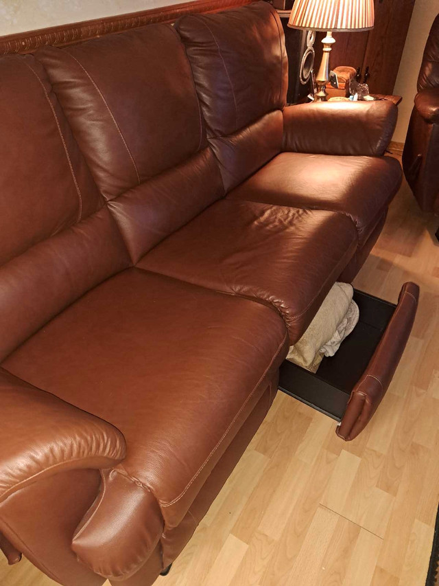 El Ran leather sofa  in Couches & Futons in West Island - Image 4
