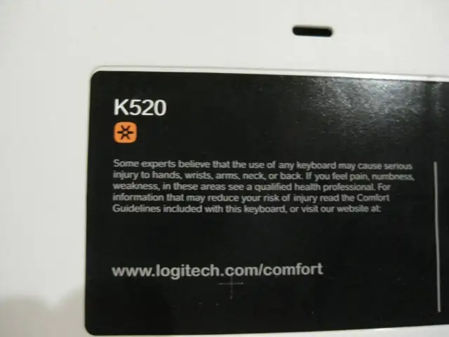 Black Logitech MK520 Wireless Keyboard and Laser Mouse Combo in Mice, Keyboards & Webcams in Kitchener / Waterloo - Image 8