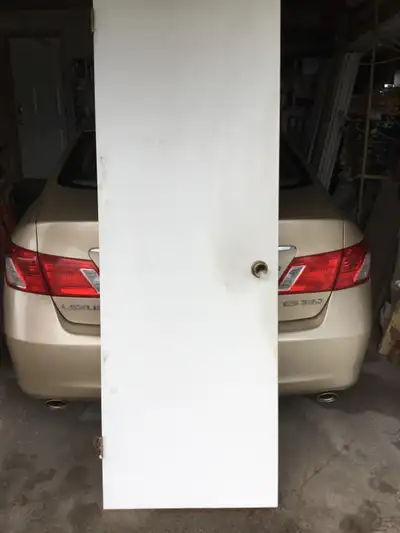 Nice 26”x80” interior door with knob. In great conditions