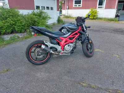 SV650 2013 36000km (SFV650 Gladius avec lumière avant remplacée par une ronde plus esthétique) Moto...