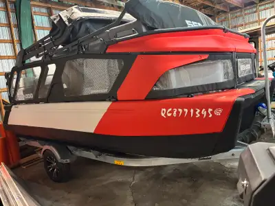 Ponton Switch Cruise 2023, 18 pieds, 230 HP, avec toit campeur, toit double, ainsi qu’une remorque;...
