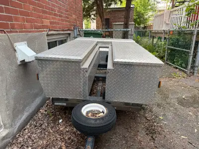 Trailer artisanal qui contient 3 coffres UWS en aluminium. Pratique pour voyager en famille ou pour...