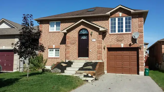BEAUTIFUL 3 BDRM MAIN FLOOR HOME. MAPLEVIEW & STUNDEN