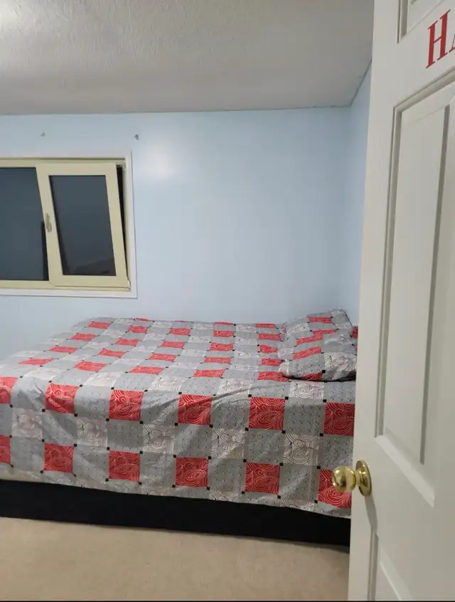 UPPER LEVEL ROOMS FOR RENT $750  IN BRAMPTON APRIL 1st