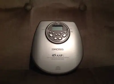 Ancien lecteur CD KOSS. Il fonctionne encore bien. Et un baladeur ( walkman ) Sony. La radio fonctio...