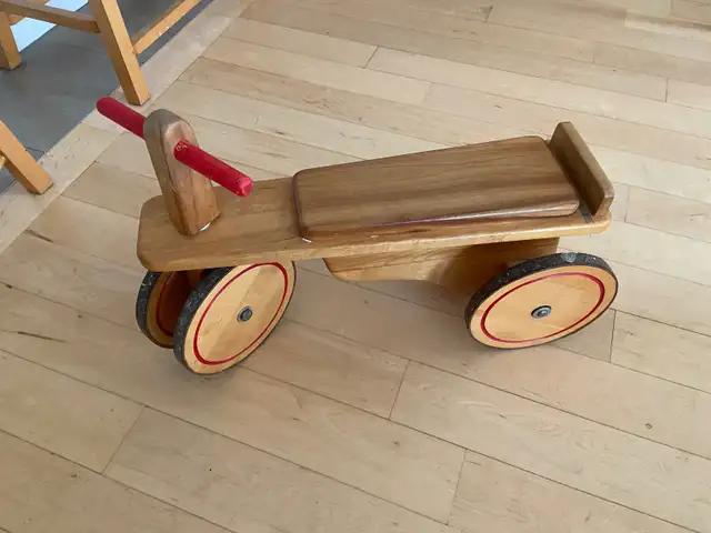 Petit vélo d’intérieur premier âge en bois in Toys in City of Montréal - Image 6
