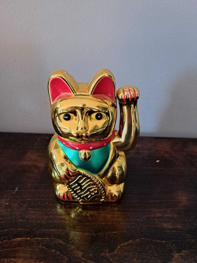 Gold good luck cat in Arts & Collectibles in Ottawa