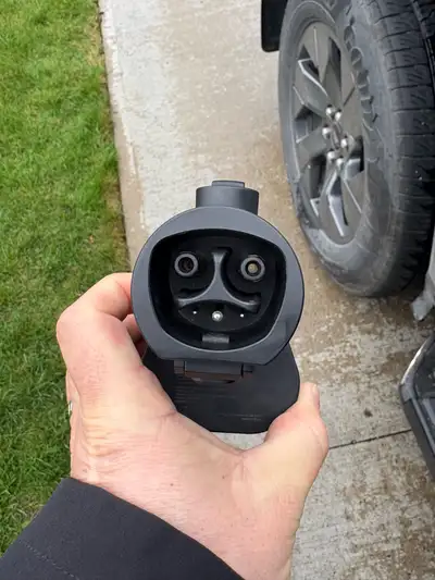 Adaptateur NACS pour véhicule autorisé aux bornes Tesla, Ford, GM, ect. Comme neuf utilisé 2 fois, r...