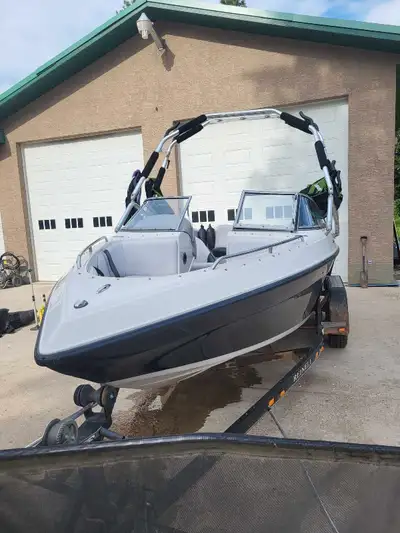 2008 Reinell 204LSE bowrider, a great boat for watersports and cruising! This boat has a powerful en...