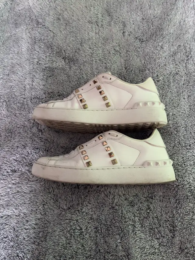 Valentino Rockstud Sneakers in Men's Shoes in Markham / York Region - Image 3