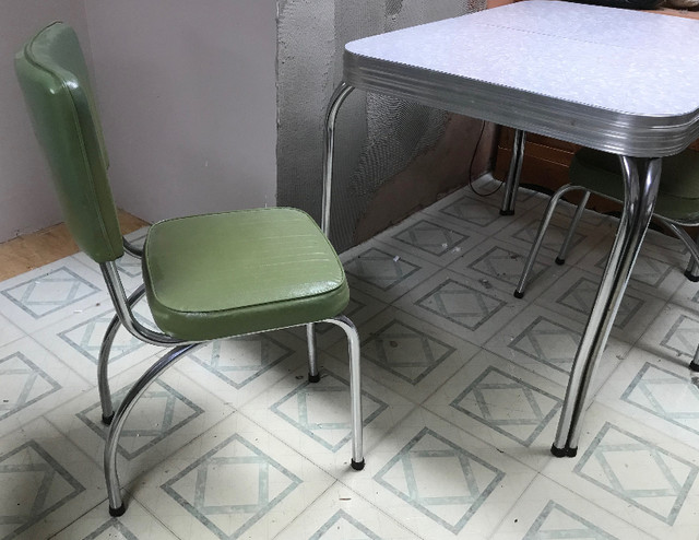 Table et 4 chaises de cuisine vintage dans Mobilier de salle à manger et cuisine  à Gaspésie - Image 3