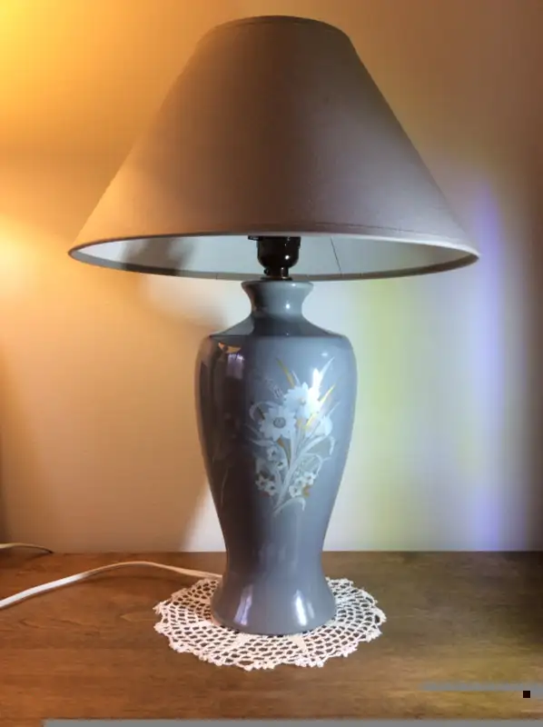 Vintage Hand Painted GREY PORCELAIN TABLE/DESK LAMP - Looks New! in Indoor Lighting & Fans in City of Toronto - Image 9