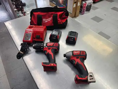 Ensemble de perceuse Milwaukee 18 volt fourni avec chargeur et 2 batterie 1.5 amp #d'inventaire:3010...