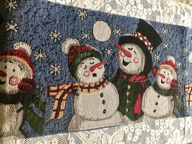 Vtg 90s Snowman Tapestry Table Runner with Tassels in Home Décor & Accents in Ottawa - Image 4