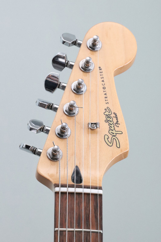 Guitare Squier Stratocaster HSS dans Guitares  à Lanaudière - Image 3