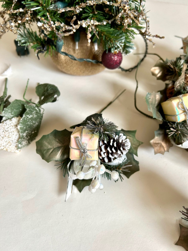 Petit sapin de Noël (20 pouces) et deux ensembles de décorations dans Décoration intérieure et accessoires  à Longueuil/Rive Sud - Image 4