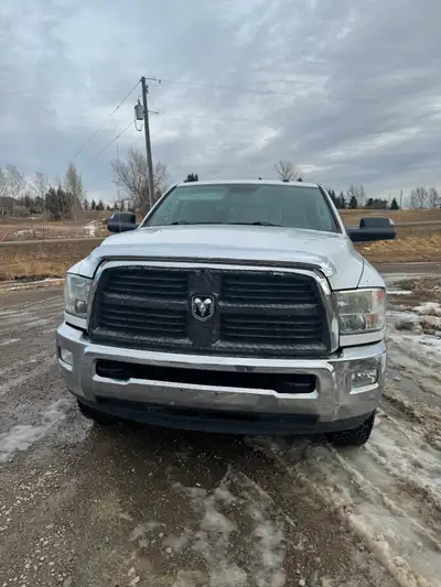 2016 Ram SLT 5.7L Hemi, Gas 2500 Crew Cab Power doors and locks 4x4 regular box Tool boxes, headache...