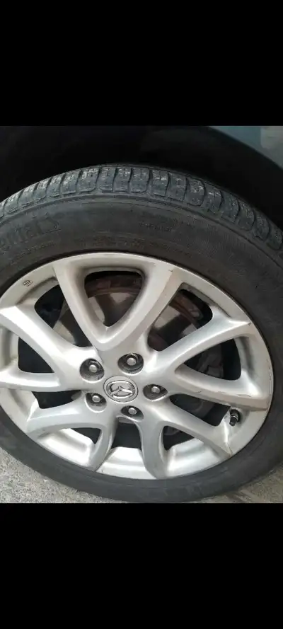 4 beaux Mags 17 pouces Bolt pattern 5x114,3 Original MAZDA bonne condition vient avec valves TPMS
