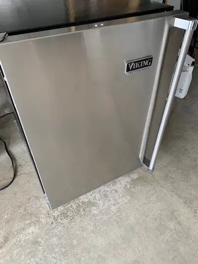 Viking bar fridge. Immaculate condition. Clean inside/outside. No scratches or dents. Dimensions: Wi...