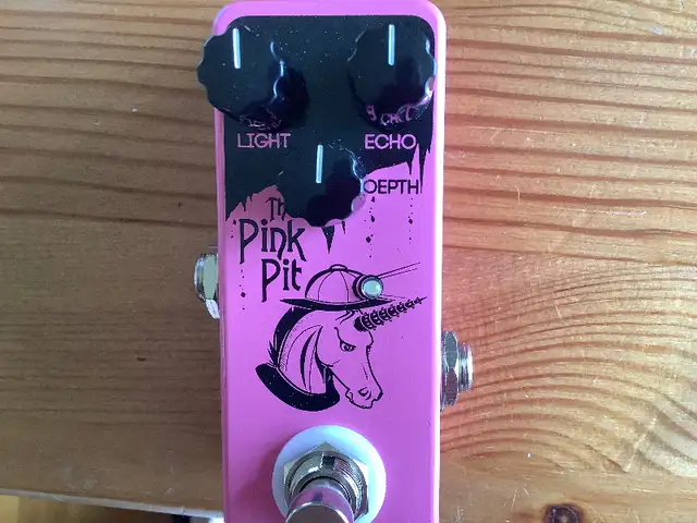 Johnny Rock Pink Pit Delay Pedal in Amps & Pedals in City of Montréal - Image 3