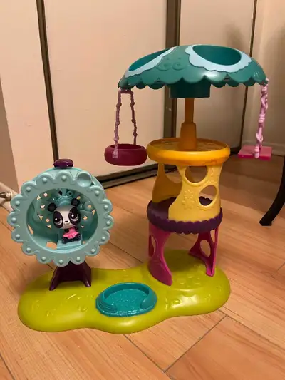 This used Littlest Pet Shop playset offers hours of imaginative play with its spinning wheel, swings...
