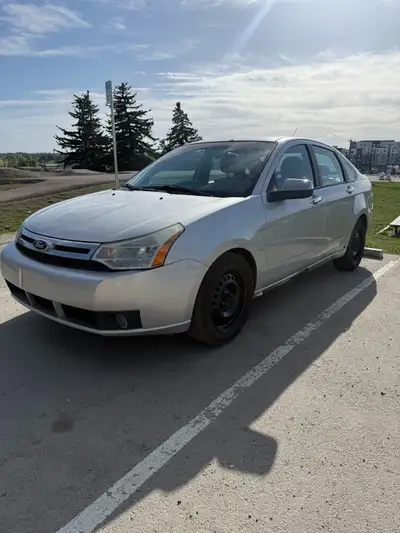 2011 ford Focus Runs and drives no issues. Used it to commute on the highway for school. No leaks no...