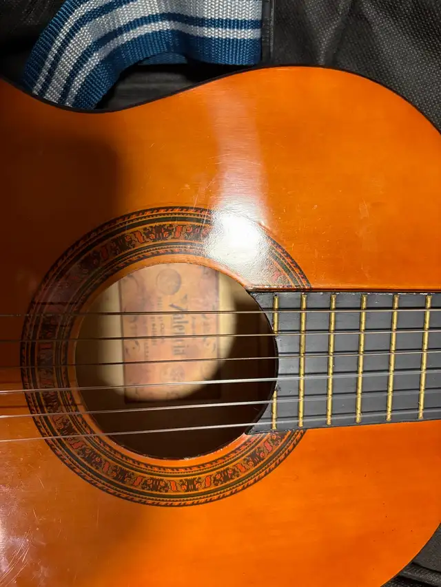 Acoustic Guitar 30 inch in Guitars in City of Montréal - Image 4