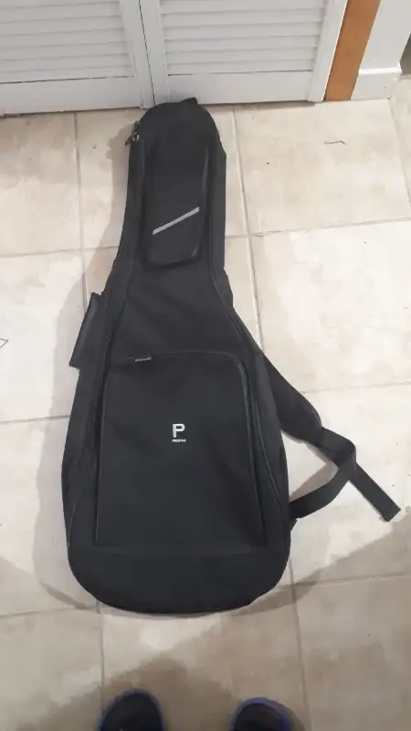 Etui de Guitar case in Guitars in City of Montréal - Image 2