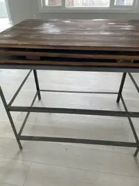 Very good and sturdy table for work