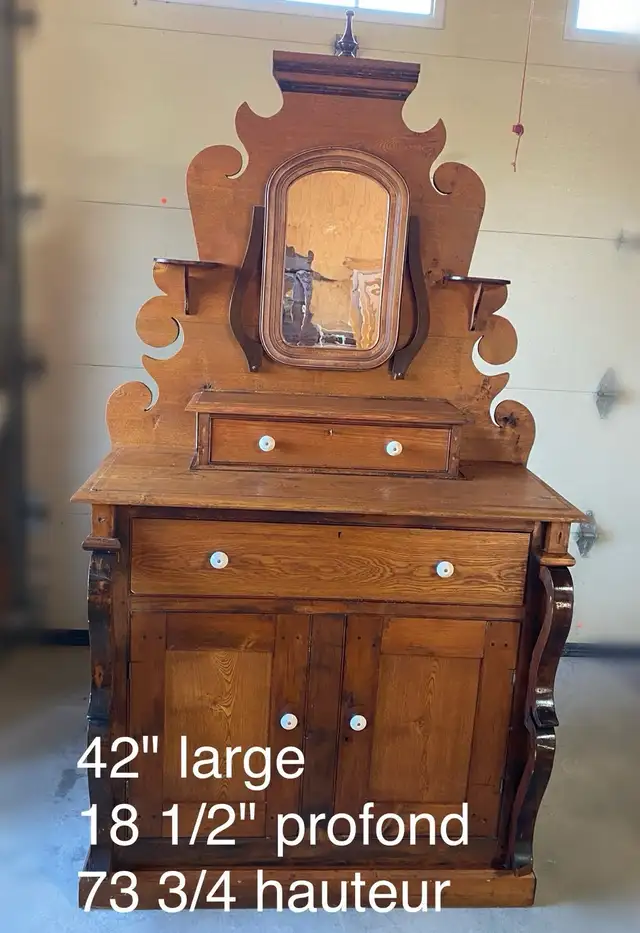 Antique buffet with square nails63006661518211121