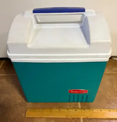 Small Rubbermaid cooler in pristine condition for sale. Front porch pick up clean pet/smoke free hom...