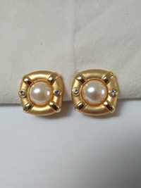 Vintage Pearl Gold tone Clip Earrings