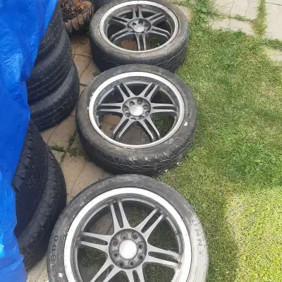 Manque une jantes , je vend à prix de débarras. il y a les pneus avec.