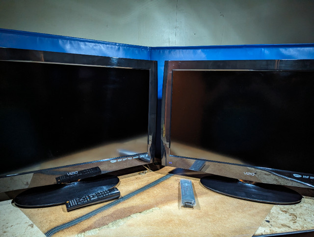 2 X Vizio M320NV 32" 1080p LED 60hz 5ms response Dumb TVs w/Rems in TVs in Red Deer