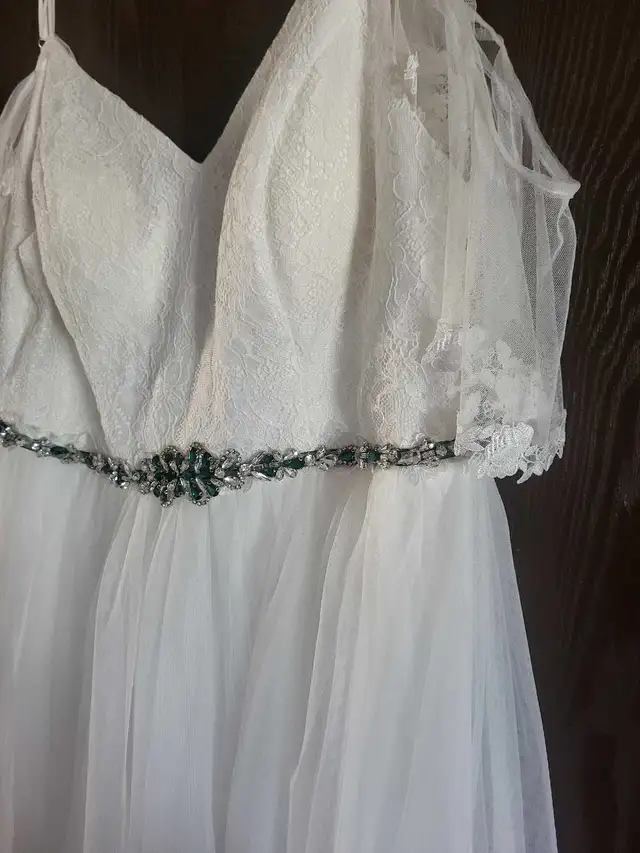Wedding dress never worn xl in Wedding in Lethbridge - Image 3