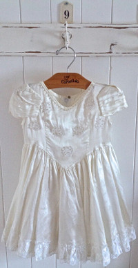 Antiquité. Collection. Petite robe à crinoline. Enfant
