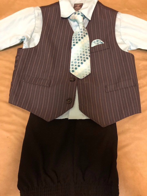 Dockers Boys'  4 piece suit (size 3T) in Clothing - 3T in City of Toronto - Image 2
