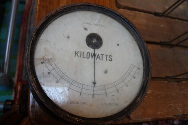 LARGE KILOWATTE GAUGE OUT OF A GREAT LAKES STEAMER ASKING $85 dans Art et objets de collection  à Thunder Bay