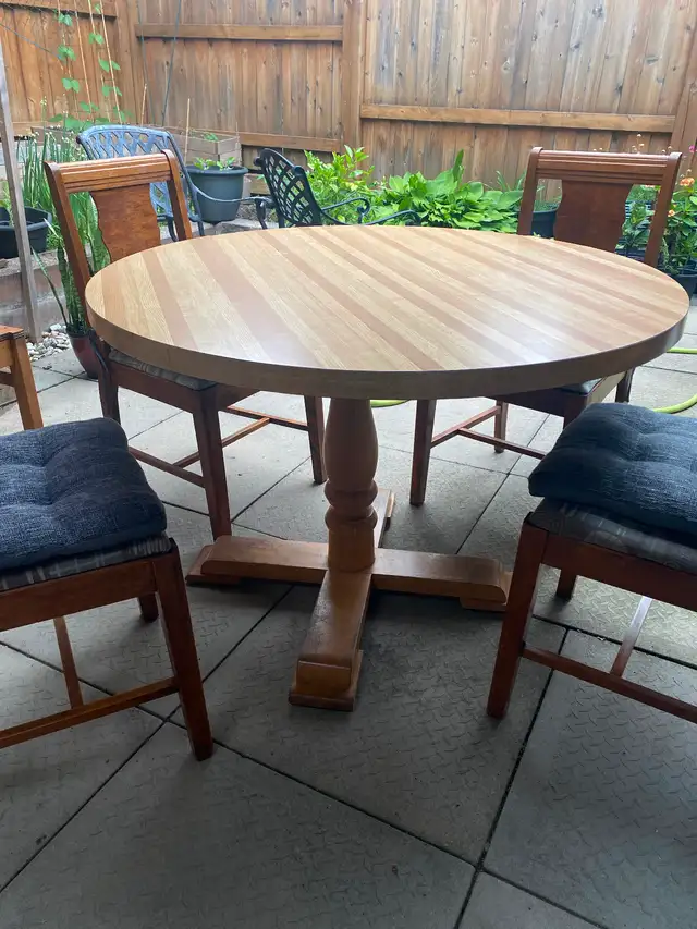 Solid Wood Round Dining Table Set – 4 Chairs Excellent Condition in Dining Tables & Sets in City of Toronto - Image 3