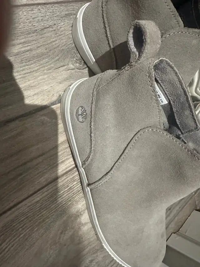 Timberland Chelsea Boots in Women's - Shoes in City of Toronto - Image 2