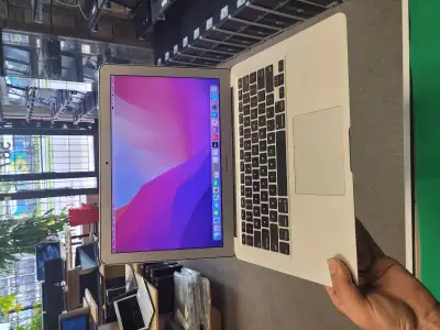 Apple Macbook air 13 pouce 2017 Intel core i5 , 8 gb de memoire et 128 gb disk Le Chargeur est Inclu...