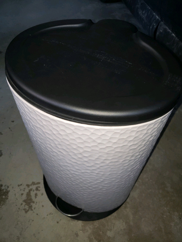 Trash can 24inches by 15 inches  in Garage Sales in Mississauga / Peel Region - Image 3