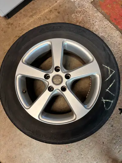 4 rims RTX 5 x 114.3 usagés avec pneus très usés (voir photos) 215/60/r16 à changer était sur Honda...