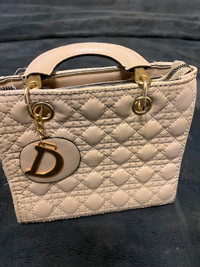 Ladies brand new “knock off” purse!